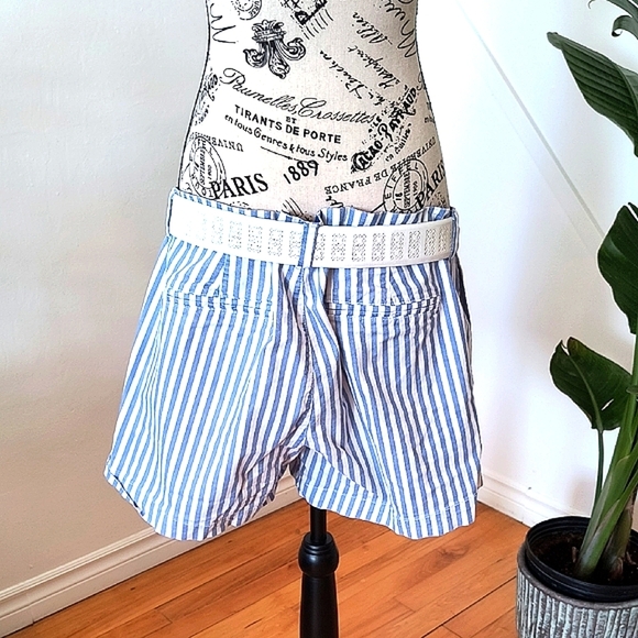 Old Navy Striped Blue and White Women's Shorts. Size 16. Great Condition. - Picture 4 of 6